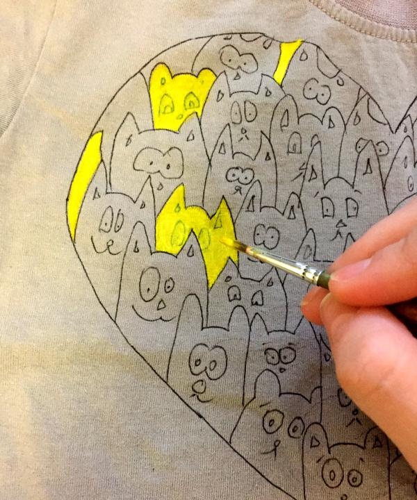 Pintando uma camiseta infantil