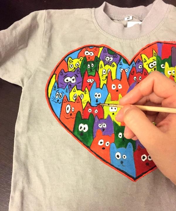 Pintando uma camiseta infantil