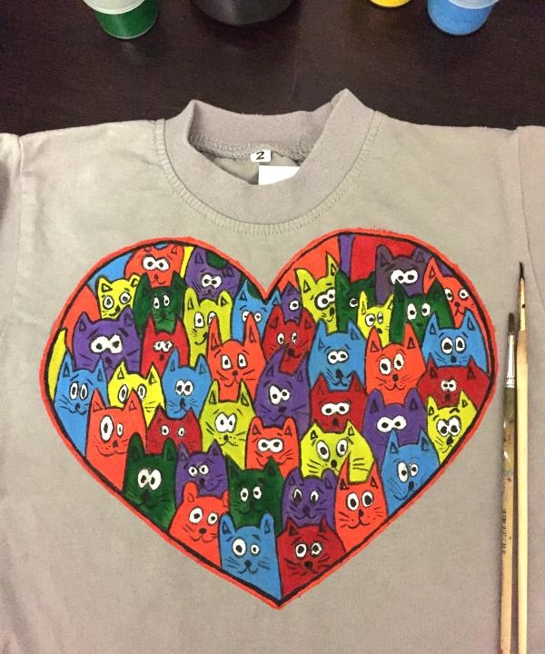 Pintando uma camiseta infantil