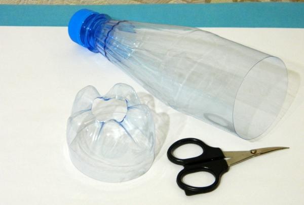 Vase lavet af en plastikflaske