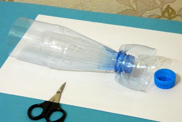 Vase fabriqué à partir d'une bouteille en plastique