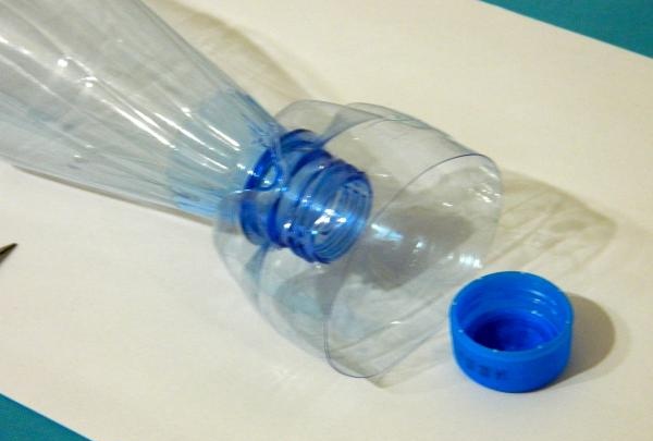 Vāze izgatavota no plastmasas pudeles