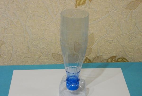 مزهرية مصنوعة من زجاجة بلاستيكية