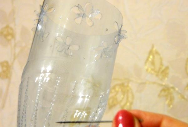 Vase lavet af en plastikflaske