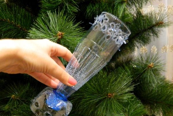 Vază realizată dintr-o sticlă de plastic