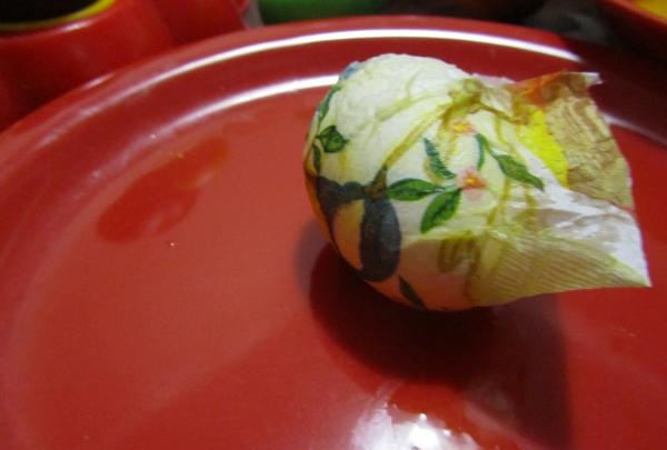 Easter eggs using decoupage technique