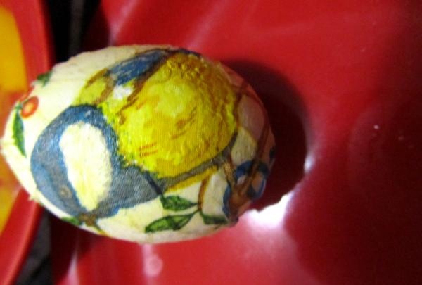 Dekupaj tekniği kullanılarak Paskalya yumurtaları