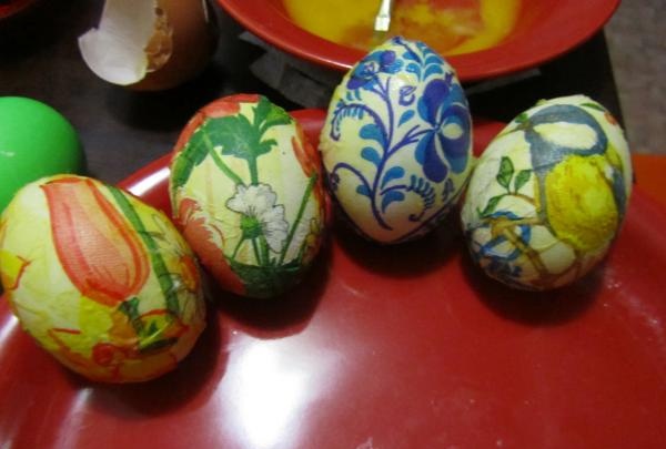Easter eggs using decoupage technique