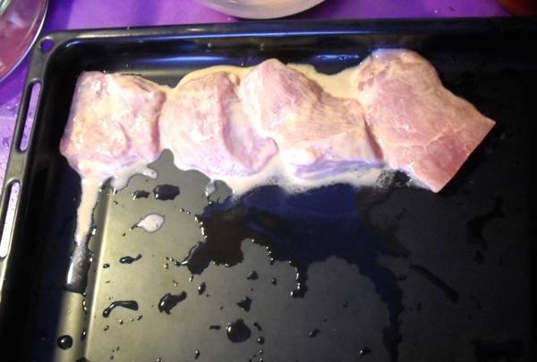 لحم مخبوز مع طبق جانبي من البطاطس