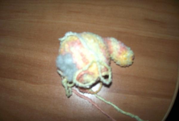 babyelefant gjord av flerfärgade trådar