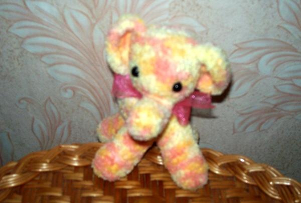elefante bebé hecho de hilos multicolores