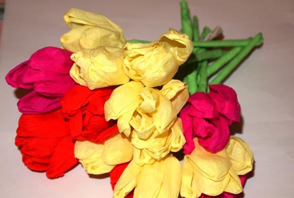 ช่อดอกทิวลิปทำจากกระดาษลูกฟูก