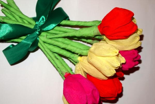 ramo de tulipanes de papel corrugado