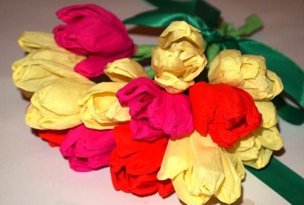 bukiet tulipanów wykonany z tektury falistej