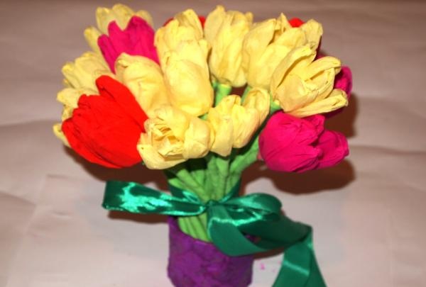 sejambak bunga tulip yang diperbuat daripada kertas beralun