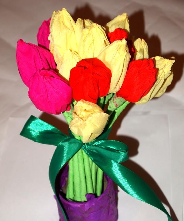 bukett tulipaner laget av bølgepapir