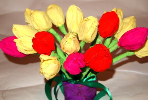 bukett tulipaner laget av bølgepapir