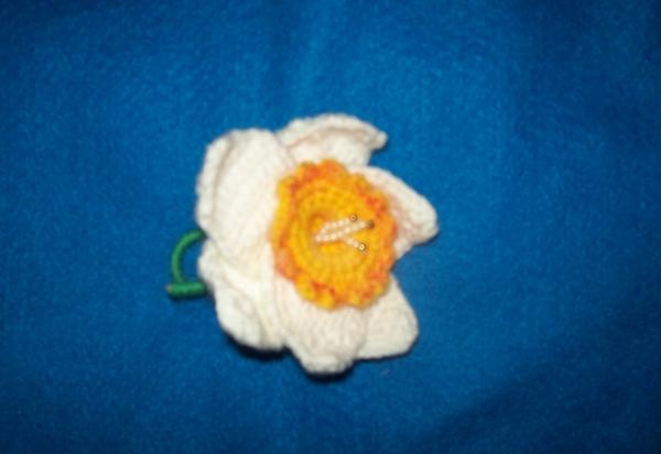 kwiat irysa wykonany z nici
