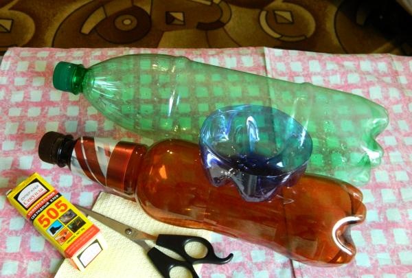 Cesta con un ramo de botellas de plástico.