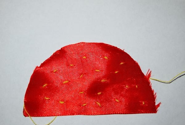 Jordbær-hårspænder lavet af satinbånd