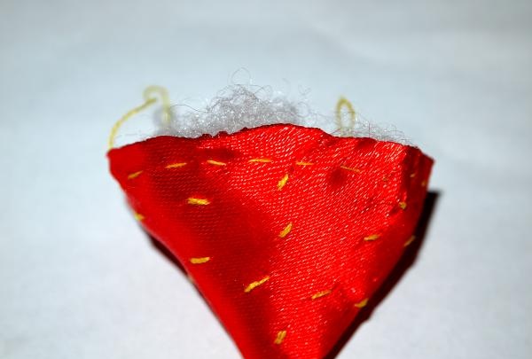 Erdbeer-Haarspangen aus Satinbändern