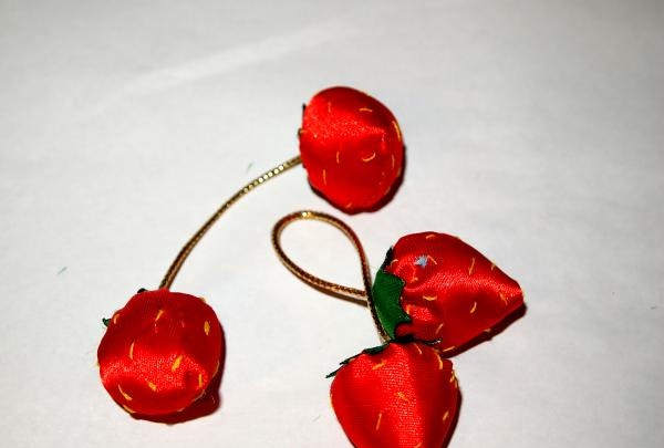 Strawberry hair clips na gawa sa satin ribbons