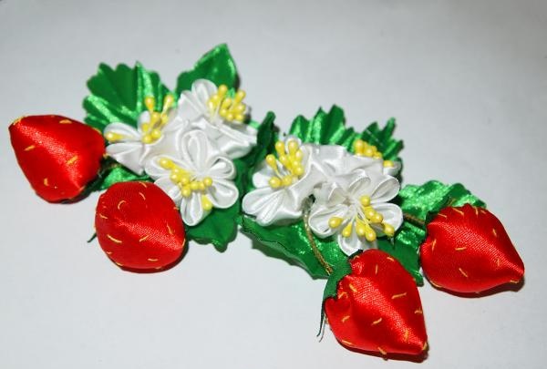 Strawberry hair clips na gawa sa satin ribbons