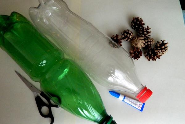 Topiario hecho con botellas de plástico.