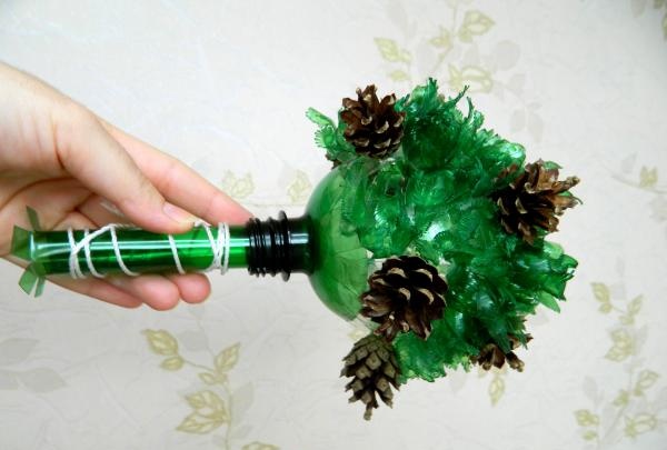 Topiary gjord av plastflaskor