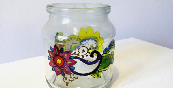 Pintura em vitral de uma jarra