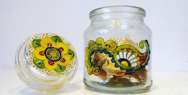Pintura de vidrieras de un frasco.