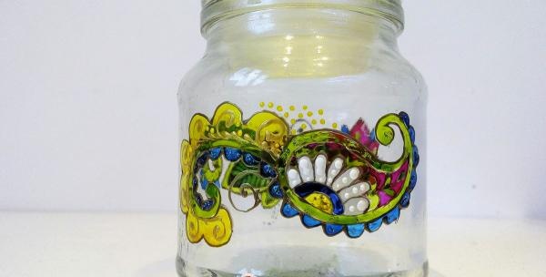 Pintura de vidrieras de un frasco.