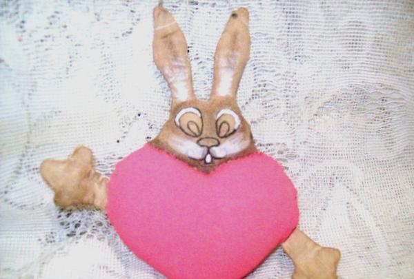 trái tim với mặt dây chuyền thỏ