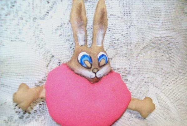 trái tim với mặt dây chuyền thỏ