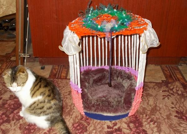 Casa per a gat feta amb tubs de diari
