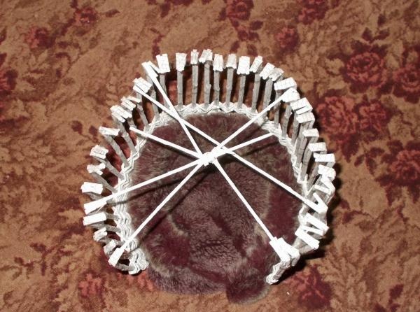 Domeček pro kočku vyrobený z novinových trubic