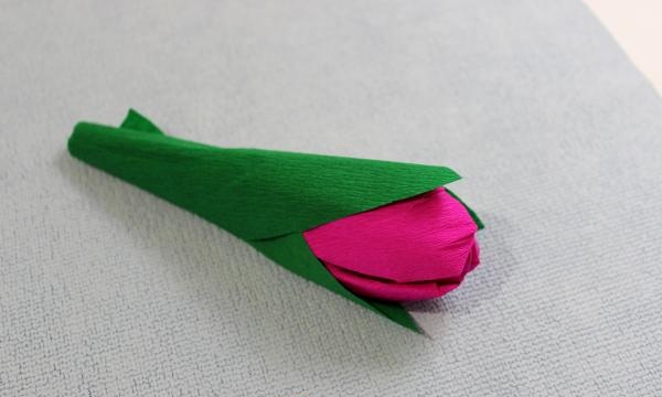 tulipanes de papel corrugado