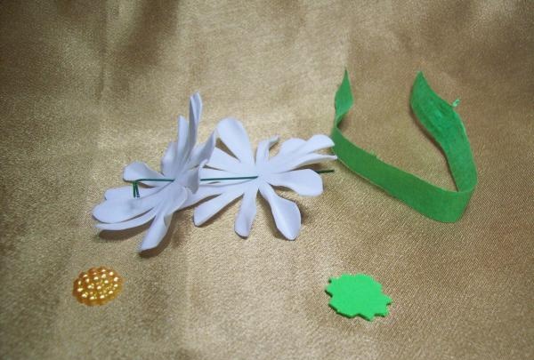 ikat kepala dengan dandelion dan bunga aster