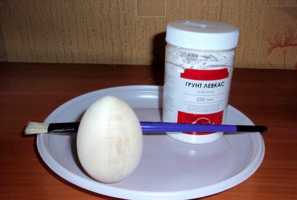 Βάψιμο ενός ξύλινου αυγού