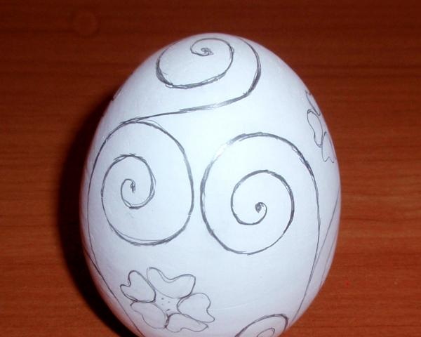 Pintando um ovo de madeira