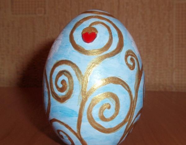 Pintant un ou de fusta