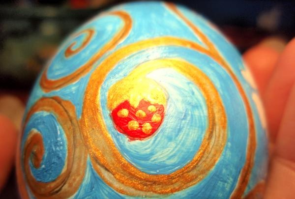 Pintar un huevo de madera