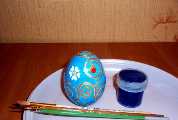 Peindre un œuf en bois