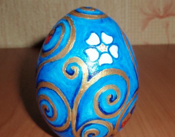 Dipingere un uovo di legno