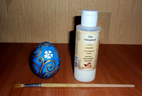 Pintando um ovo de madeira