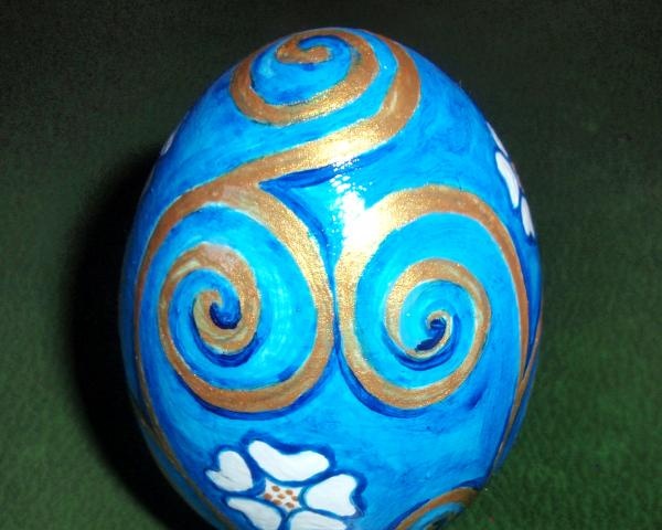 Pintar un huevo de madera