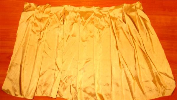 חצאית מבד משי עם חלק מסולסל