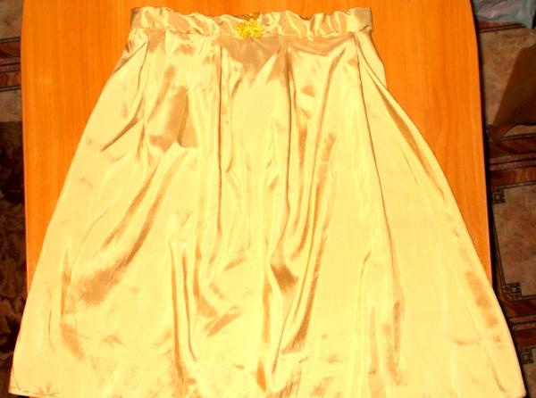 חצאית מבד משי עם חלק מסולסל