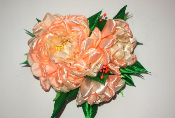 peonie realizzate con nastri di raso