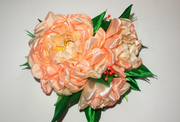 peonie realizzate con nastri di raso